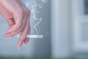 Fumaça do cigarro pode ser tão prejudicial quanto o próprio fumo