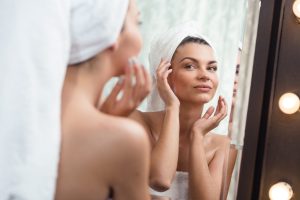 Saiba como evitar as rugas que surgem em volta dos olhos